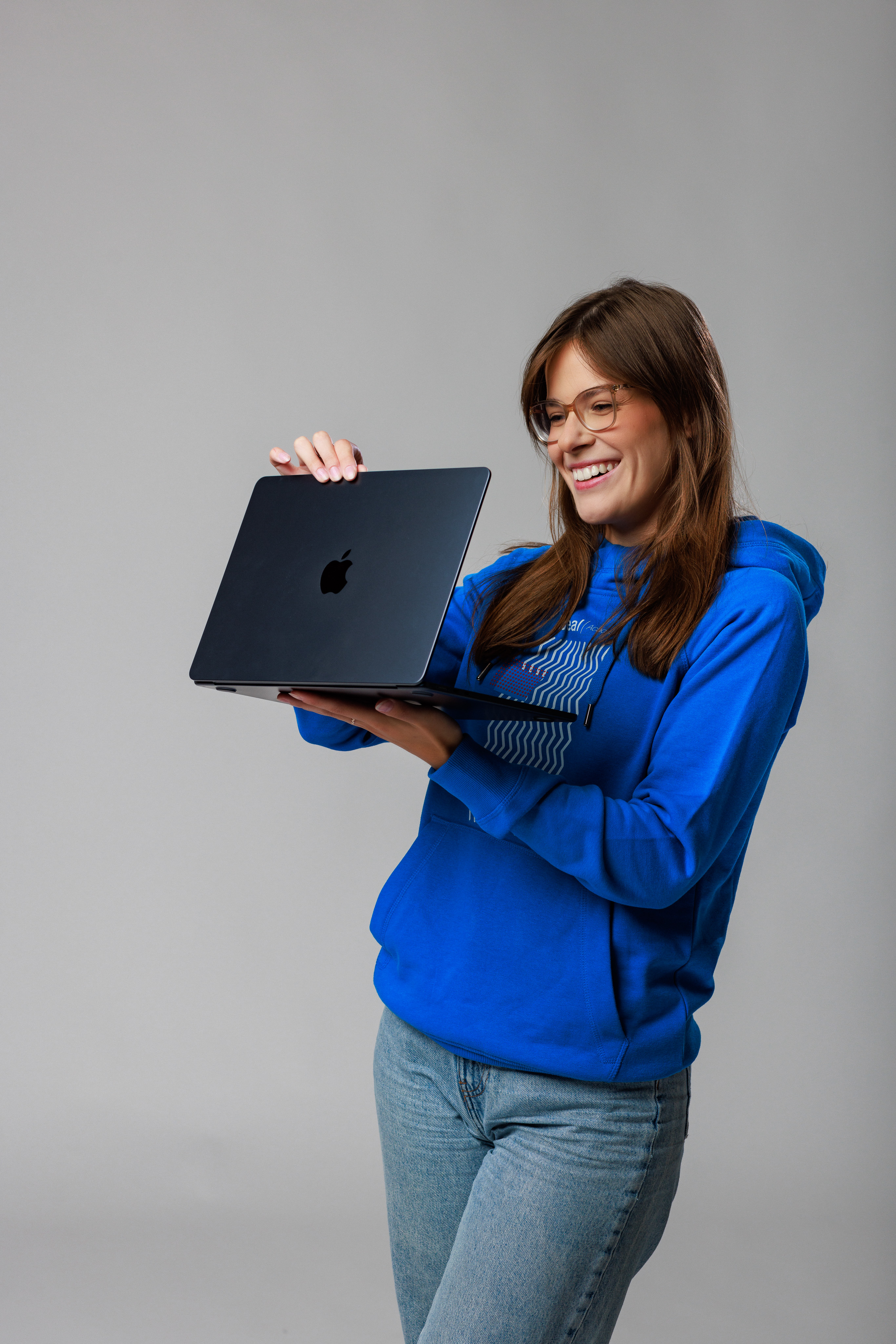 Tüdruk koos MacBook Airiga