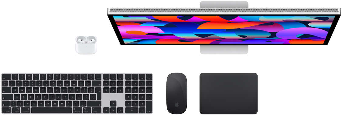 Maci tarvikute ülaltvaade: Studio Display, AirPods, Magic Keyboard, Magic Mouse ja Magic Trackpad